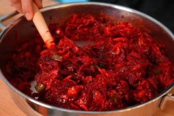 Сочный салат из тушеной свеклы с чесноком и луком