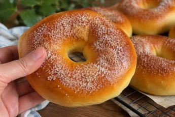 Пышные сдобные булочки-бублики с сочным изюмом и золотистой сахарной корочкой