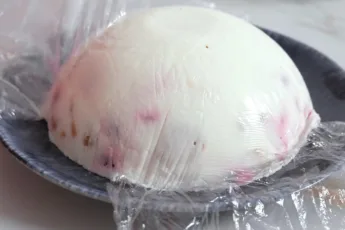 Пышный белый йогуртовый торт с яркими кусочками красной клубники и банана
