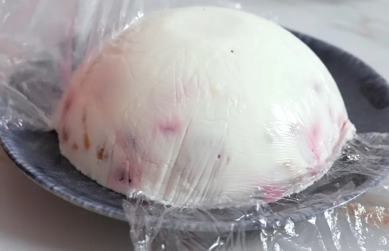Пышный белый йогуртовый торт с яркими кусочками красной клубники и банана
