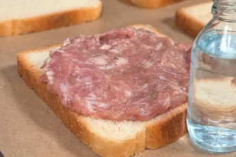 Смазываем каждый кусочек хлеба фаршем