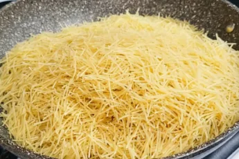 Вермишель «Выручалочка» с сочным мясом, чесноком и золотистым луком