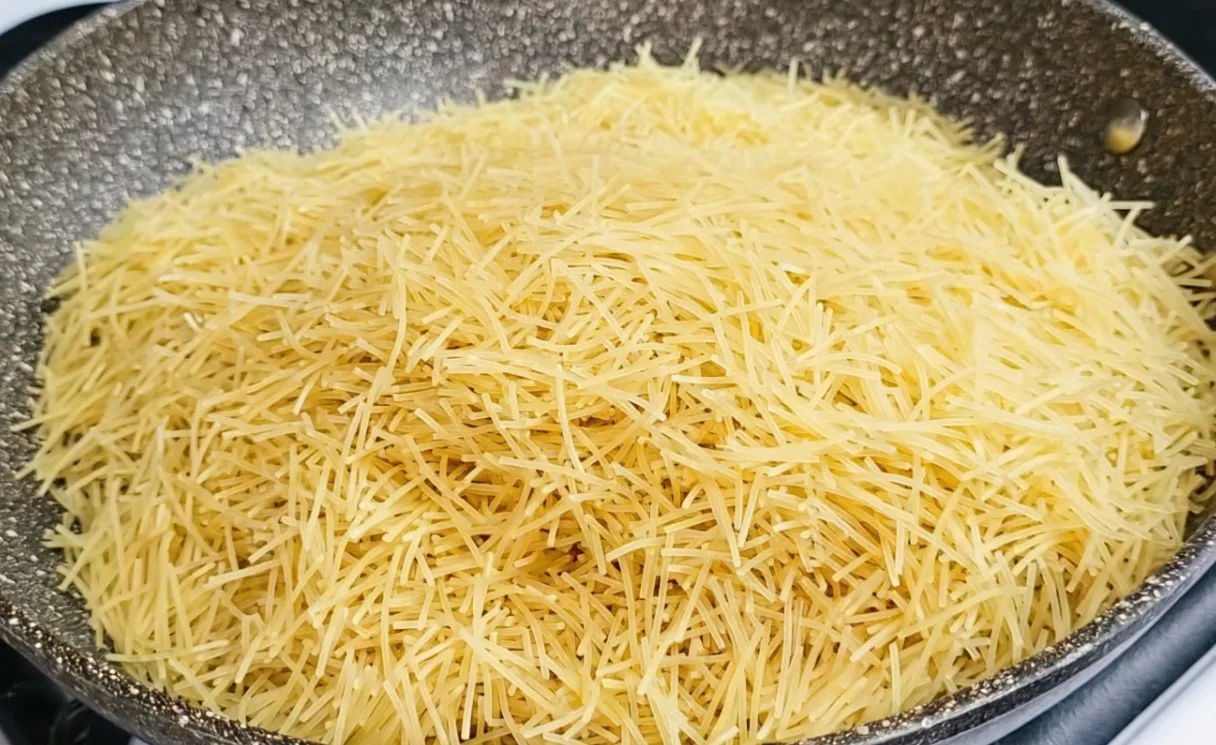 Вермишель «Выручалочка» с сочным мясом, чесноком и золотистым луком