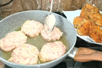 Приготовление пышных ленивых котлет из фарша на кефире и муке