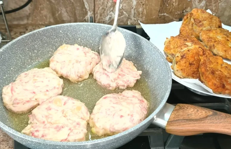 Приготовление пышных ленивых котлет из фарша на кефире и муке