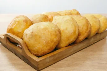 Гора круглых румяных беляшей с мясом, обжаренных до золотистой корочки