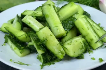 Нарезанные огурцы с укропом и чесноком
