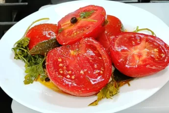 Помидоры дольками с маслом в маринаде