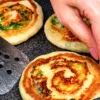 Лепёшки-улитки на кефире с сыром и зеленым луком на сковороде