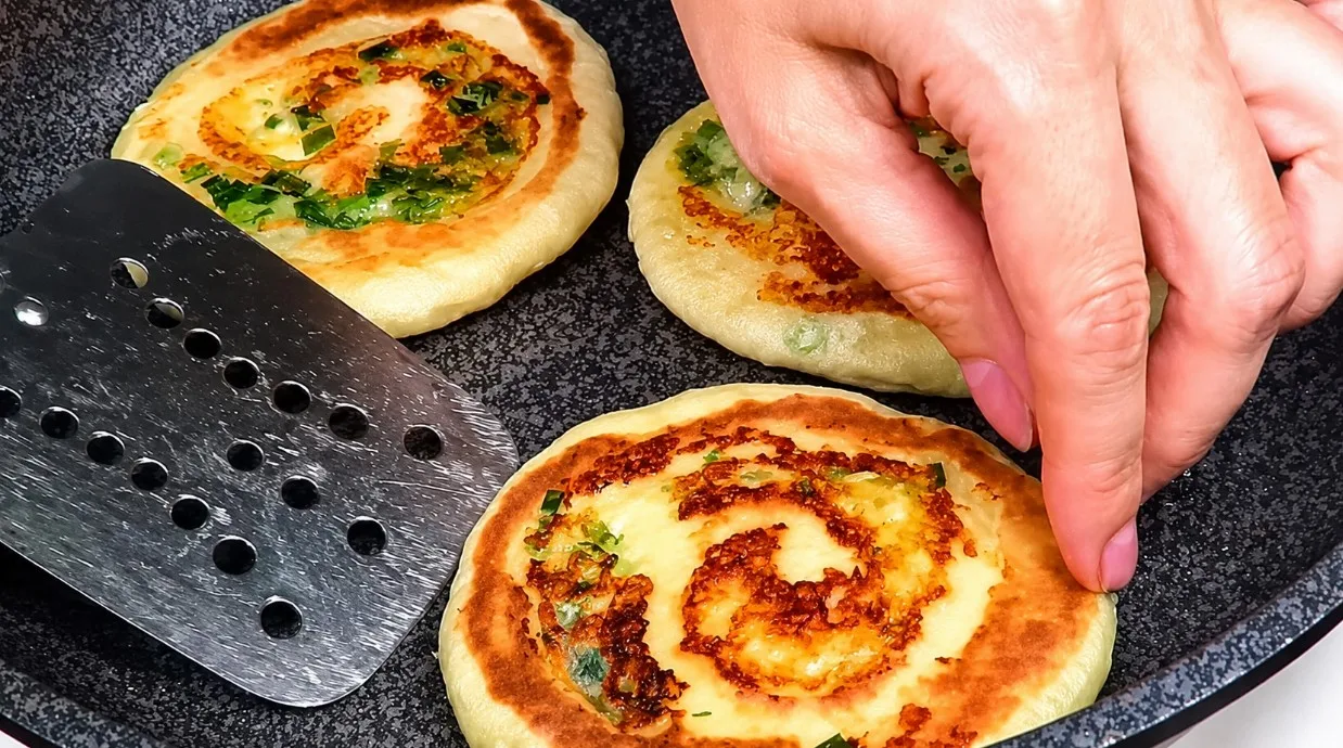 Лепёшки-улитки на кефире с сыром и зеленым луком на сковороде