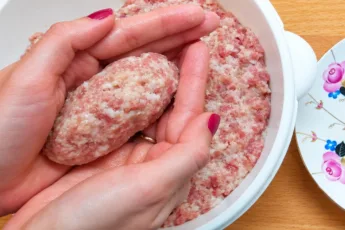Формирую котлеты мокрыми руками с начинкой внутри