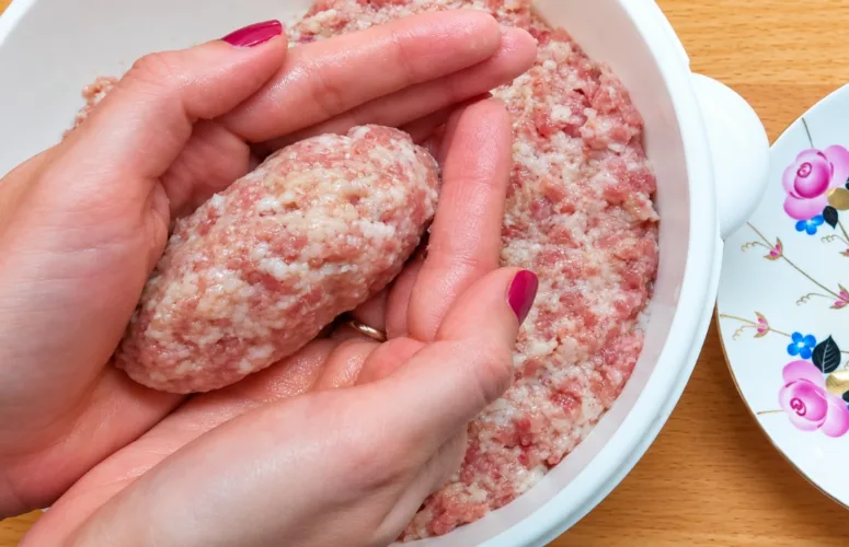 Формирую котлеты мокрыми руками с начинкой внутри