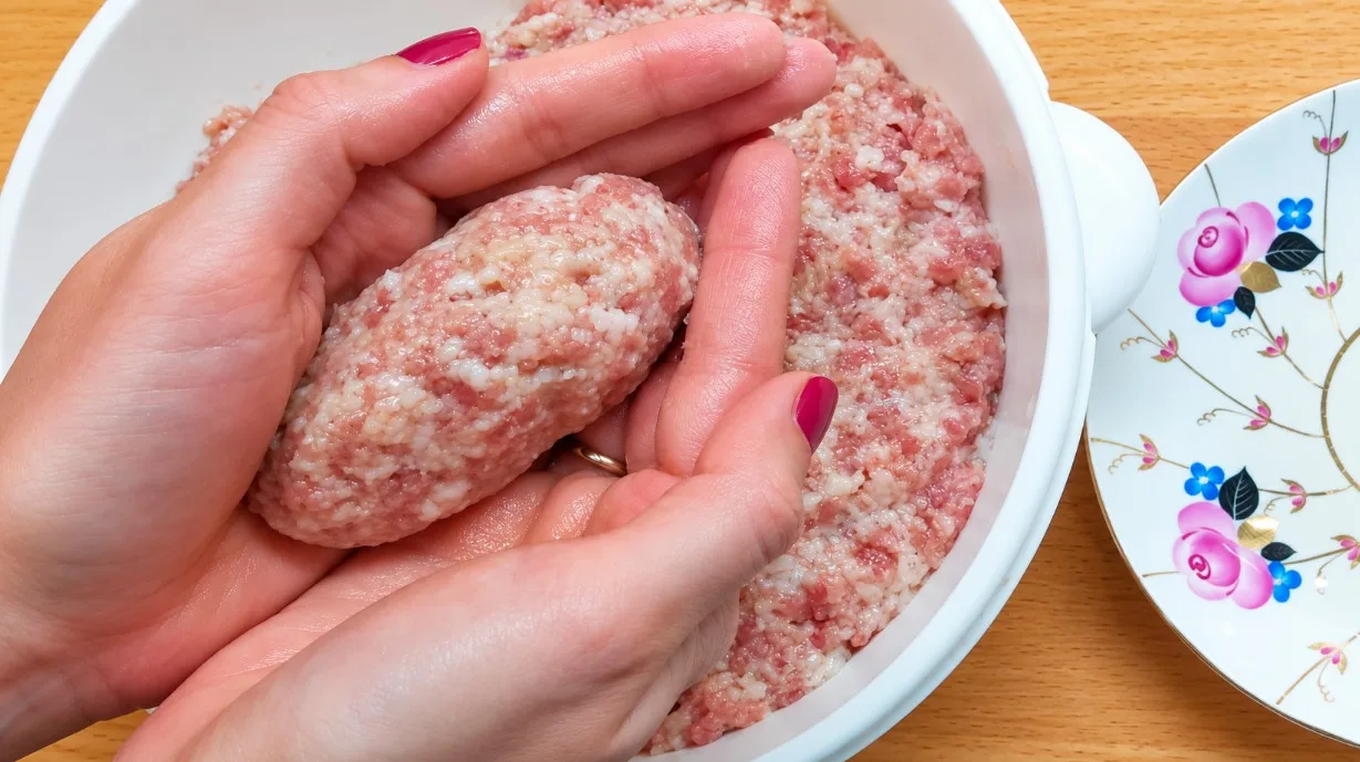 Формирую котлеты мокрыми руками с начинкой внутри