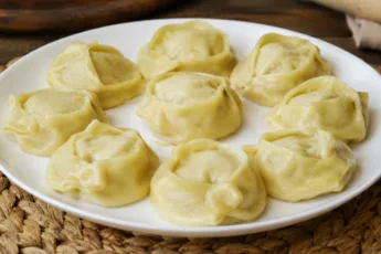 Сочные домашние манты с тонким тестом и мясной начинкой, приготовленные на пару