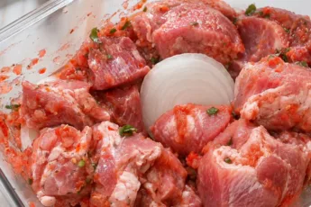 Мариную мясо в томатах и базилике