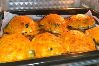 Румяные свиные отбивные с тягучим сыром и овощами