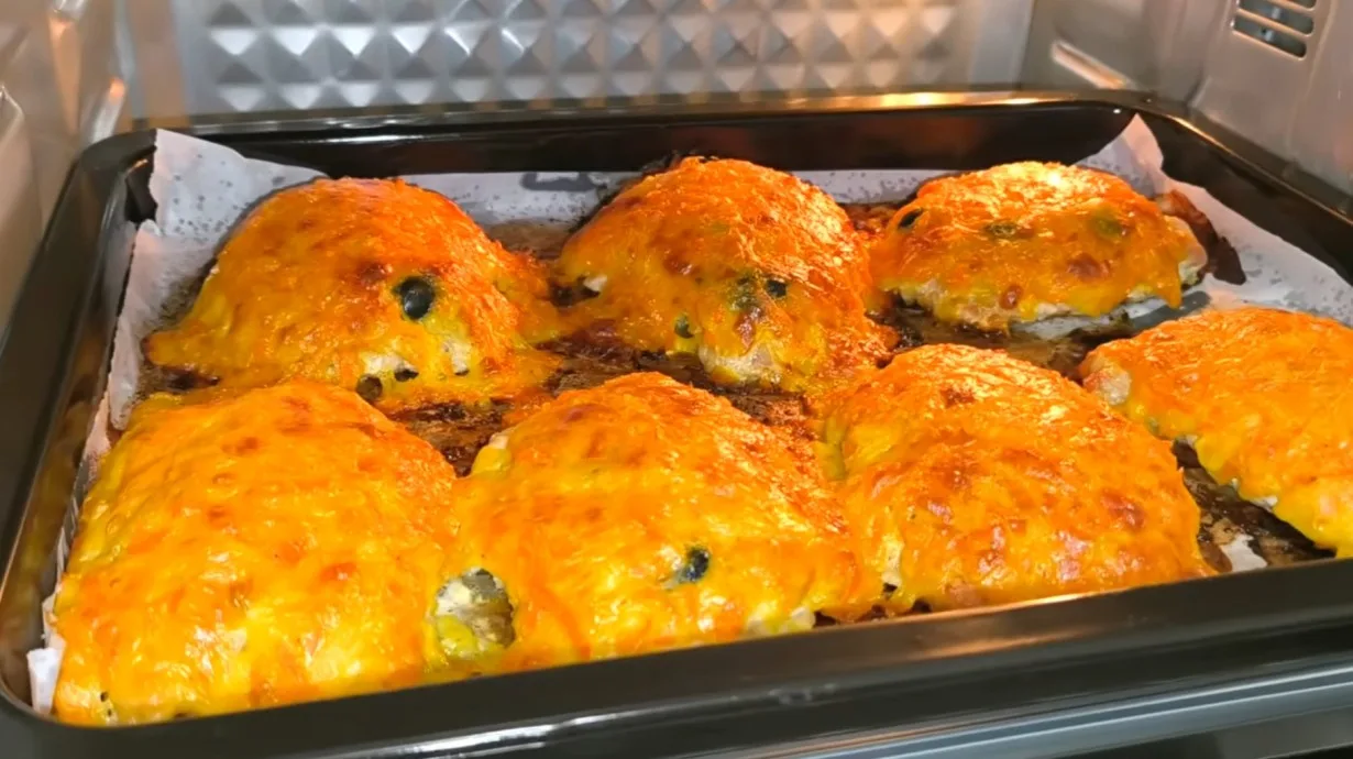 Румяные свиные отбивные с тягучим сыром и овощами