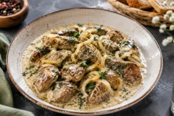 Сочная куриная печень с луком в густой ароматной подливе