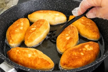 Пирожки на кефире без дрожжей с начинкой из зелёного лука и яиц