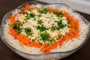 Салат с тёртой морковью, зелёным горошком и тёртым сыром в салатнике