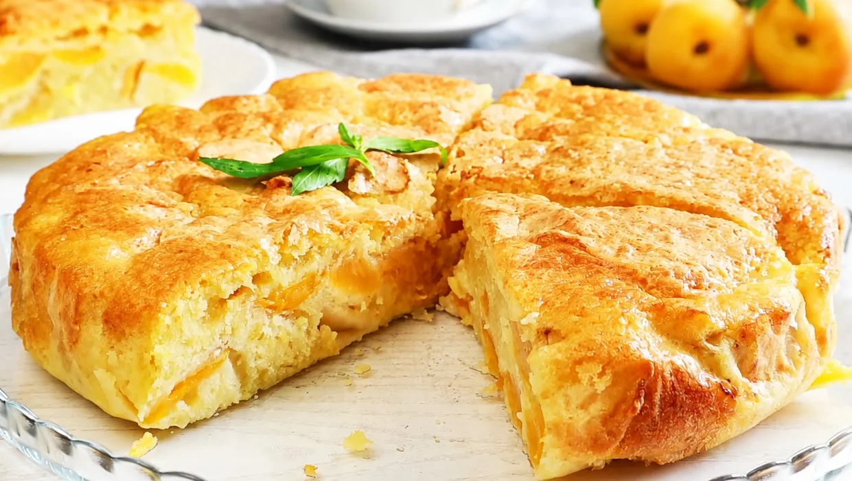 Шарлотка с абрикосами