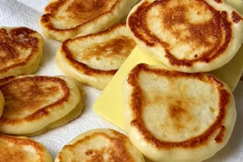 Пышные золотистые творожные оладьи на кефире