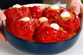Сочные фаршированные перцы на тарелке