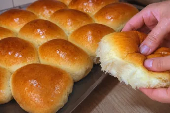 Горка пышных румяных пирожков с мясом на большом блюде