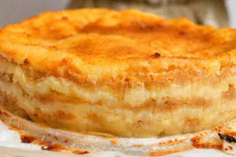 Плотный и сочный насыпной яблочный пирог «Три стакана» с румяной корочкой
