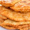Аутентичные чебуреки с бульоном на заварном тесте с уксусом