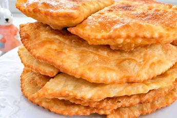 Аутентичные чебуреки с бульоном на заварном тесте с уксусом