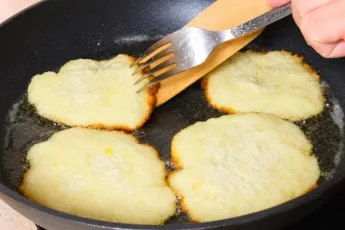 Хрустящие драники из тертого картофеля с румяной корочкой