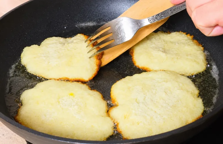 Хрустящие драники из тертого картофеля с румяной корочкой