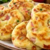 Быстрые лепешки с колбасой и сыром на кефирном тесте без дрожжей и масла