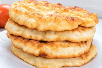 Стопка золотистых лепёшек