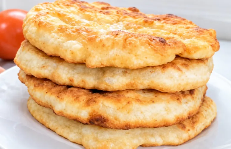 Стопка золотистых лепёшек