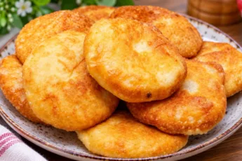 Горячие румяные пирожки с мясом