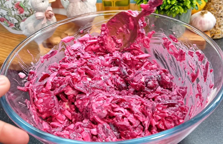Нежный свекольный салат с яйцами и плавленым сыром в прозрачном салатнике, видна однородная текстура