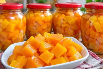 Баночка с янтарными кусочками «манго» из тыквы в сиропе