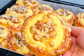 Золотистая булочка с творожно-яблочной начинкой и хрустящей крошкой