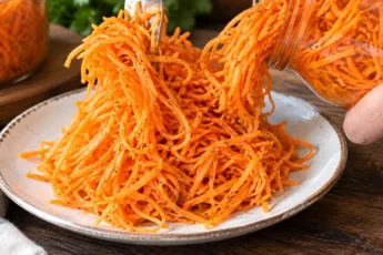 Яркая маринованная морковь по-корейски с чесноком и специями