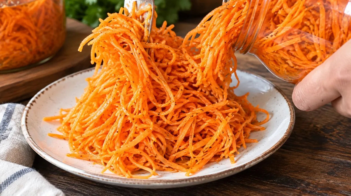 Яркая маринованная морковь по-корейски с чесноком и специями